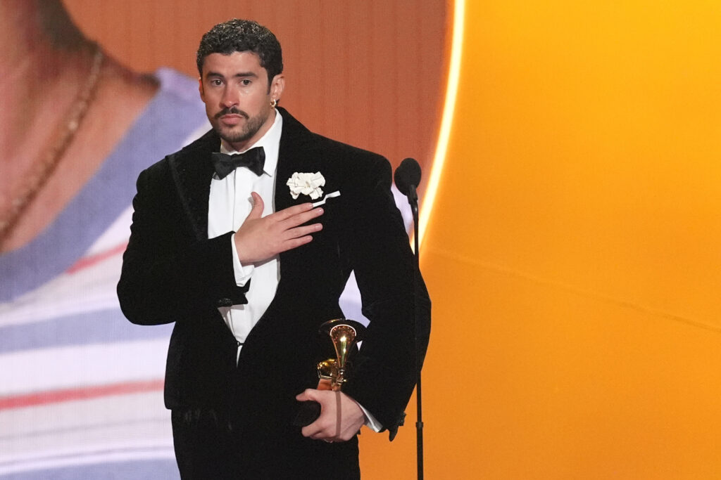 Bad Bunny hace historia en los Grammy: «Debí tirar más fotos» es el primer disco en español en ganar como Mejor Álbum del Año 3 Bad
