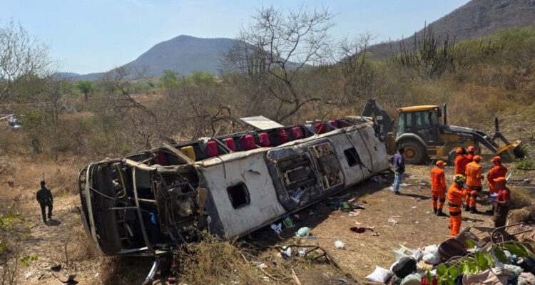Al menos 16 peregrinos muertos en un accidente de bus en el noreste de Brasil 1 BUS