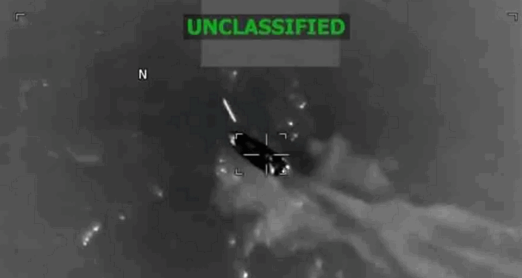¡Lo volvieron a hacer! Comando Sur atacó otra lancha presunta del narcotráfico y dejaron otros tres asesinados 1 lancha