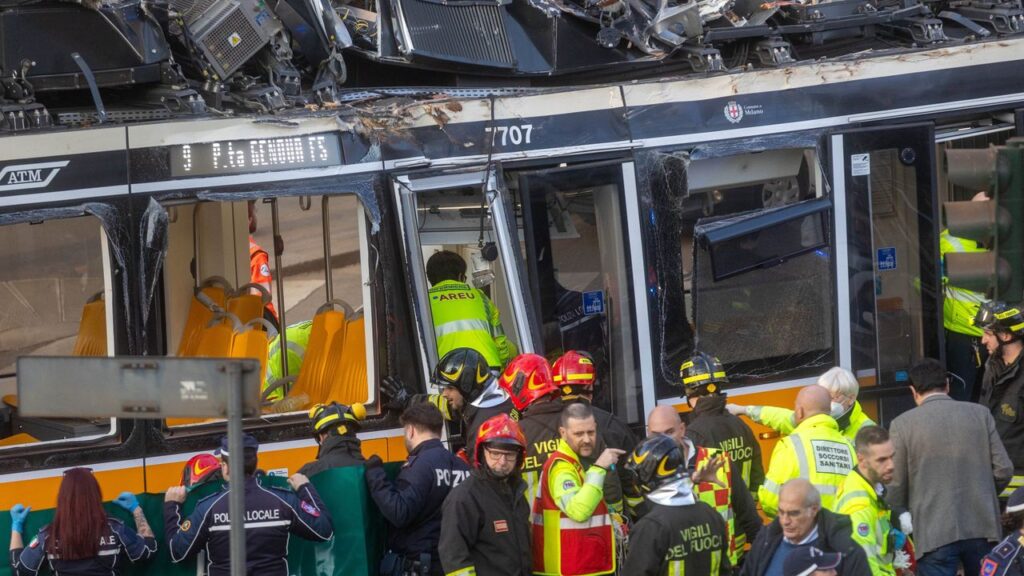 Al menos dos muertos y decenas de heridos al descarrilar un tranvía en Milán 2 Descarrilamiento de Tren