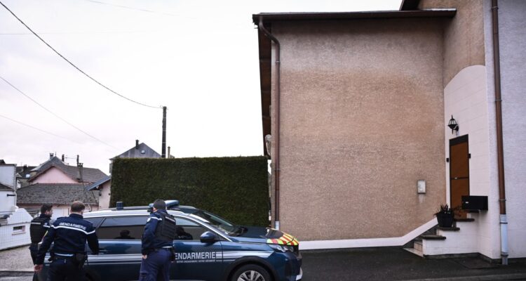 Mujer en Francia fue acusada por la Fiscalía tras confesar que guardó los cuerpos de dos bebés en un congelador 1 Mujer