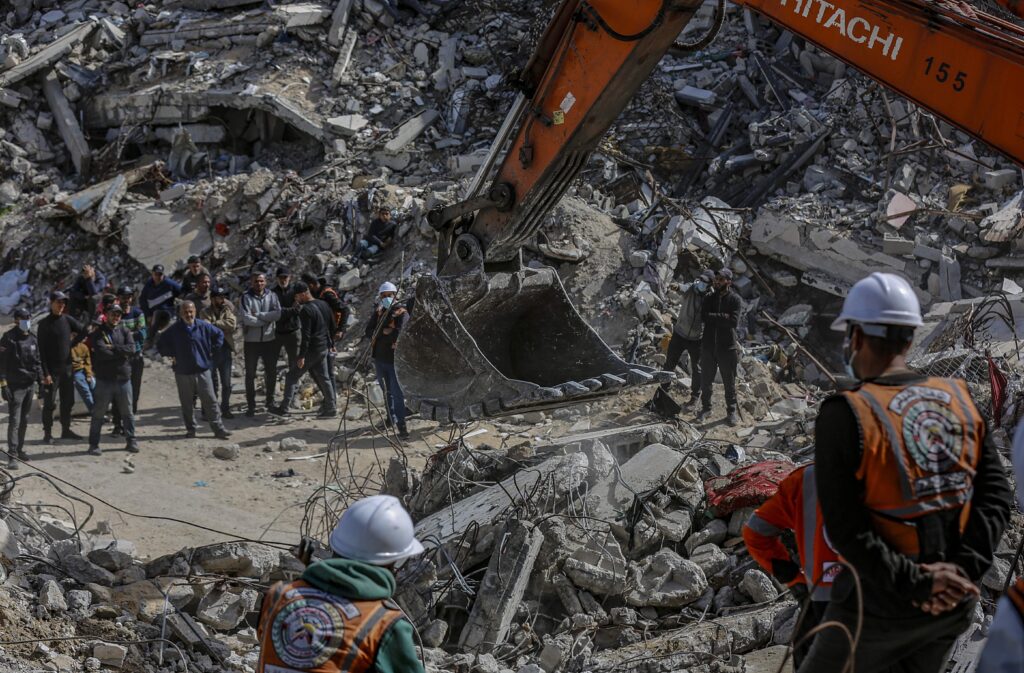Rescatistas remueven los escombros de Gaza en busca de miles de cadáveres sepultados 2 Gaza.m