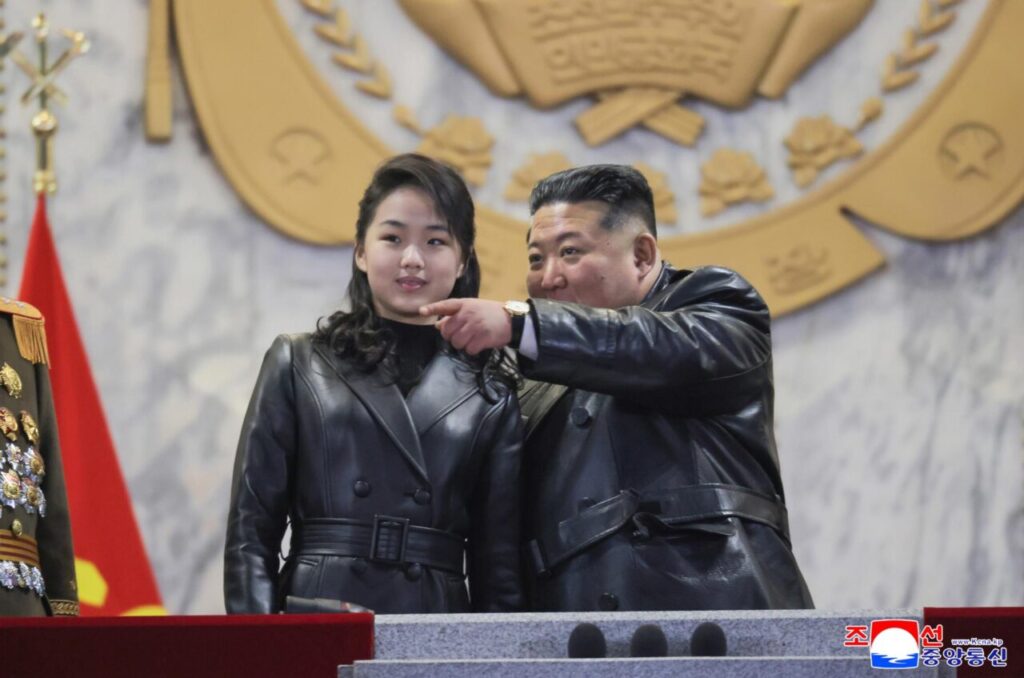 Hija adolescente de Kim Jong-un acudió a desfile militar y reforzó perfil de posible sucesora 2 Kim Jong un