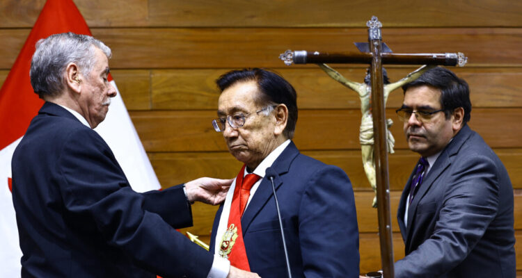 El congresista José María Balcázar juró como nuevo presidente interino de Perú 1 Balcázar