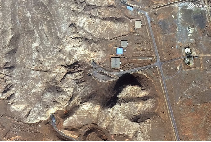 Imágenes satelitales revelan nuevas fortificaciones en sitios nucleares y bases de misiles del régimen iraní 5 Salida de los tuneles