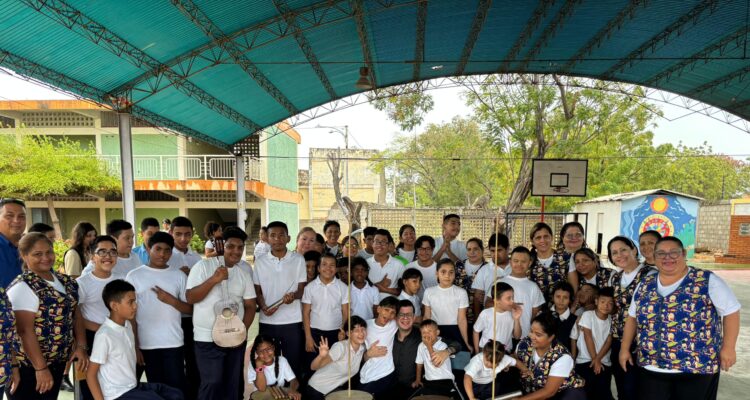 Fundación Nacional de la Gaita fortalece su labor social y cultural con dotación de instrumentos al I.E.E. Zulia 1 Fundación
