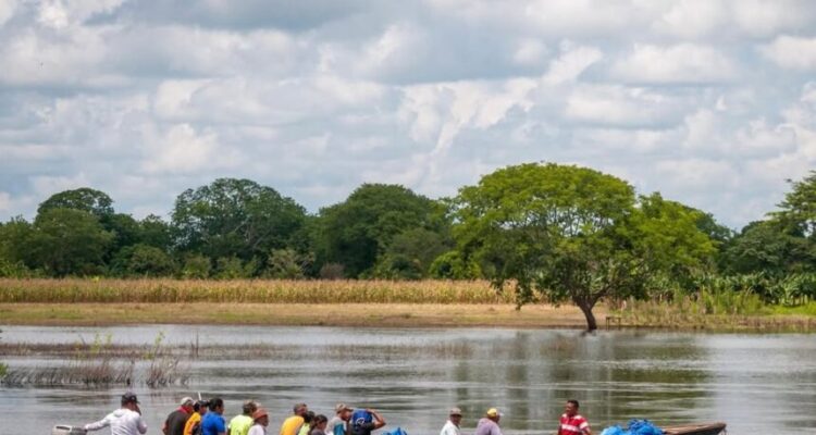 Naufragó embarcación con insumos en Delta Amacuro 1 Embarcación