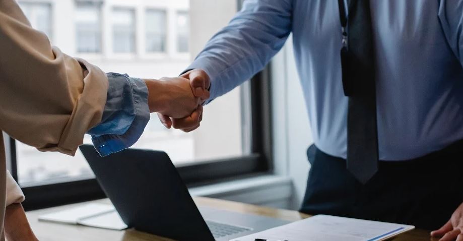 Trabajo e IA: la curiosidad personal es la mayor ventaja competitiva 4 La resistencia a la IA entre ejecutivos senior se basa en factores emocionales y nostalgia operativa más que en obstáculos tecnológicos