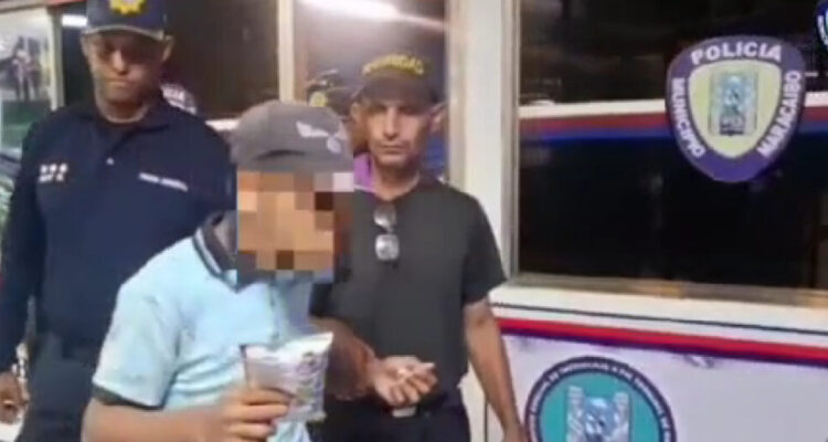 Polimaracaibo localizó a adolescente desorientado en el Terminal de Pasajeros y lo reúne con su familia 1 Adolescente