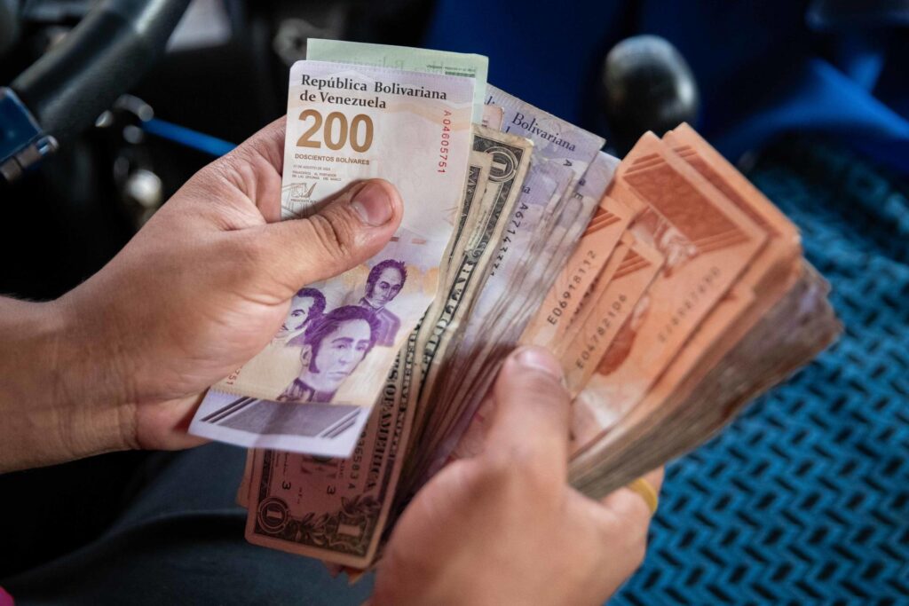 El bolívar va «palo a bajo» y ha perdido la mitad de su valor ante el dólar en lo que va de año 2 Economía