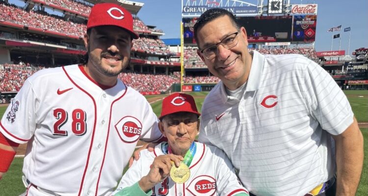El «Rey» David Concepción recibió impresionante ovación durante el Opening Day de los Rojos en Cincinnati 1 David Concepción