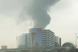Incendio en el Aeropuerto Internacional de Dubái tras un ataque con drones 2 Dubai incendio