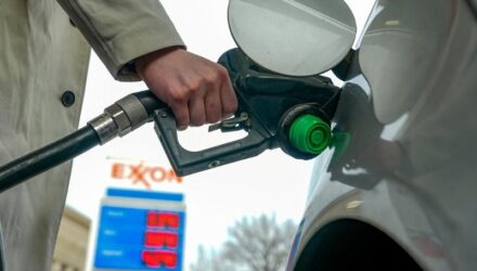 Gasolina en EE. UU. bajó de los $ 4 el galón por primera vez desde finales de marzo 4 gasolina