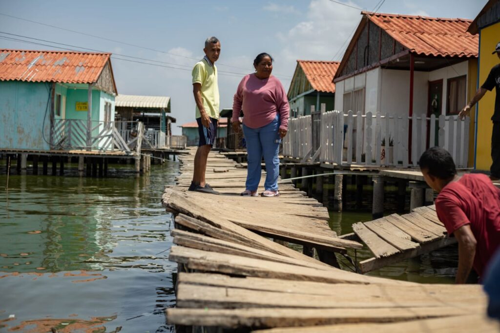 Alcaldía de Maracaibo reemplaza caminerías de madera en Santa Rosa de Agua 2 IMG 20260310 WA0057