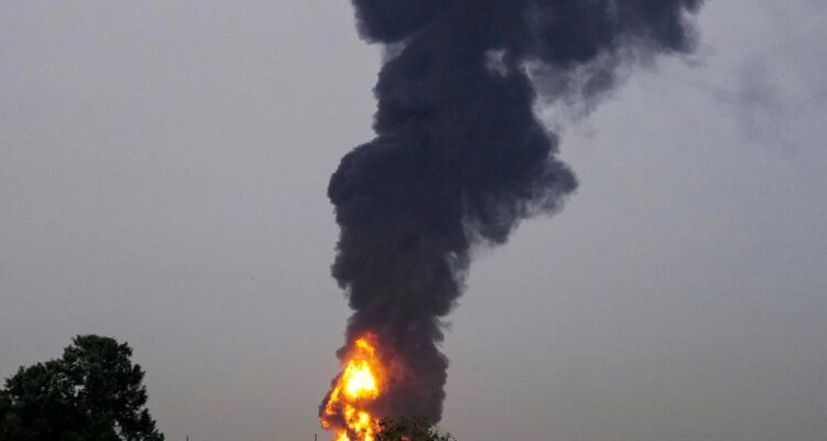 Incendio en el Aeropuerto Internacional de Dubái tras un ataque con drones 1 Dubai