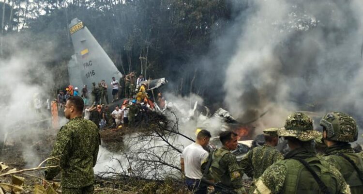 Confirmaron al menos ocho muertos y 83 heridos en accidente de avión militar Hércules en Colombia 1 Avión