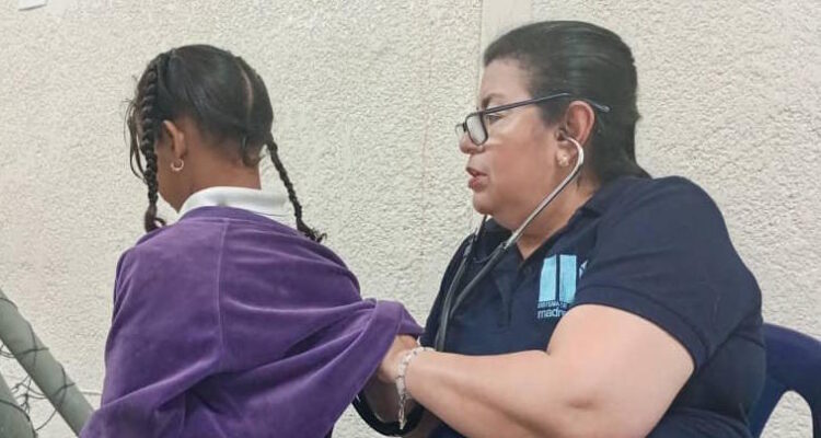 Madre Rafols va a tu Escuela atendió gratuitamente a 370 niños de la Escuela Básica Nacional Juan Vicente González. 1 Madre Rafols