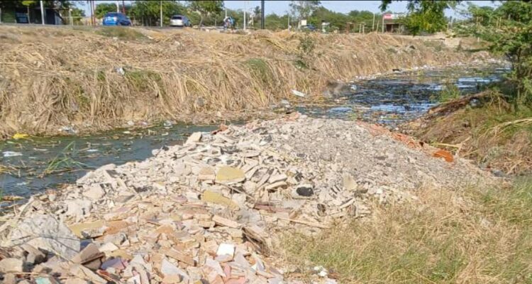 Alcaldía de Maracaibo sancionó a infractor por arrojar escombros a la cañada Caribe 1 Cañada