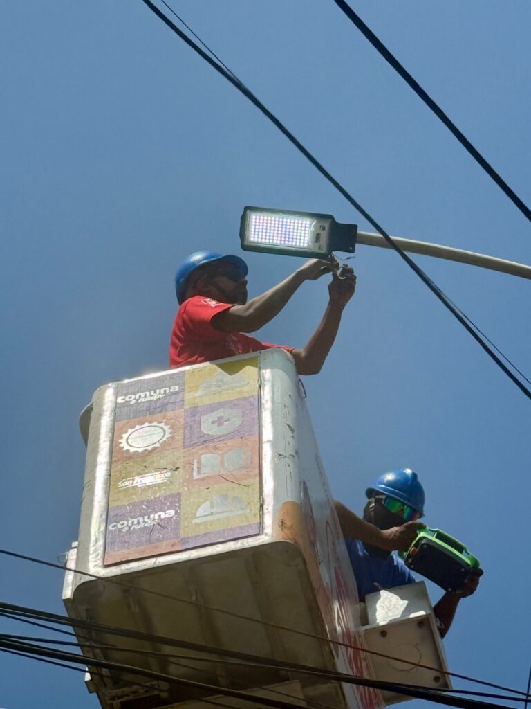 Alcaldía de San Francisco y Corpoelec iniciaron recuperación integral del alumbrado público en la avenida 5 3 WhatsApp Image 2026 03 02 at 9.23.14 AM