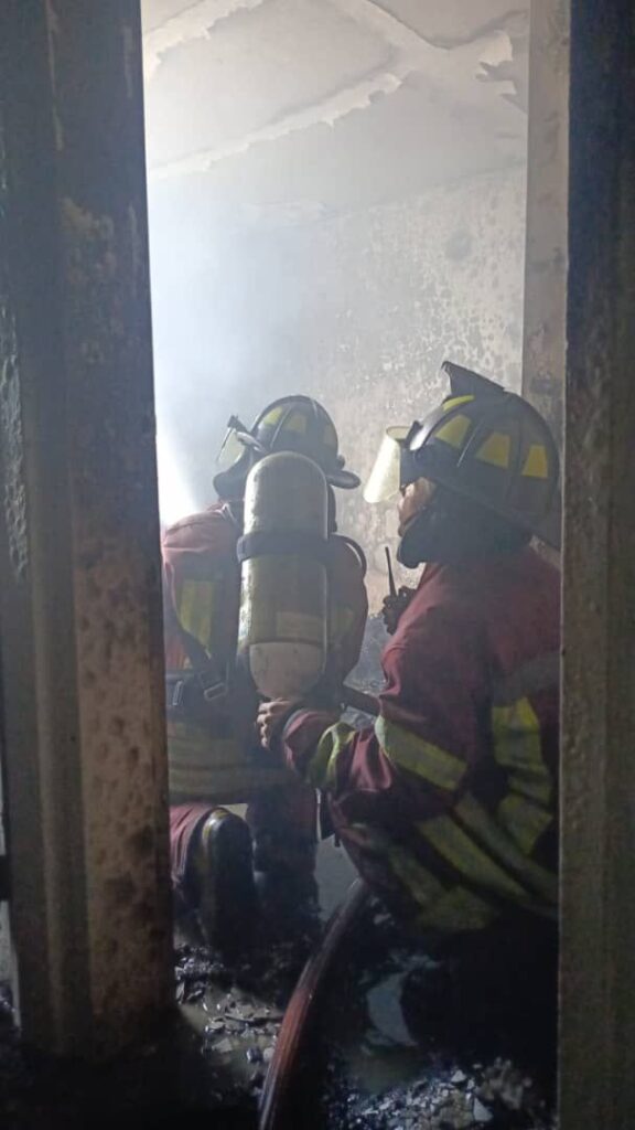 Acción conjunta de Bomberos de San Francisco y Seguridad Ciudadana evitó tragedia en incendio registrado en Plaza del Sol 4 WhatsApp Image 2026 03 17 at 9.42.05 AM