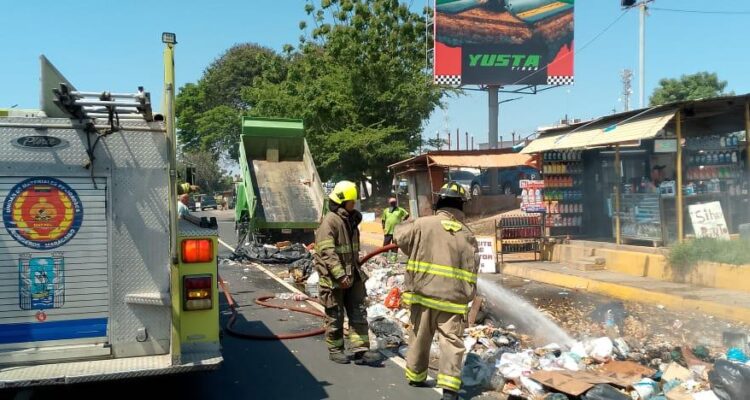 Intervención de bomberos sofocó incendio y salvan camión compactador 1 Bombero