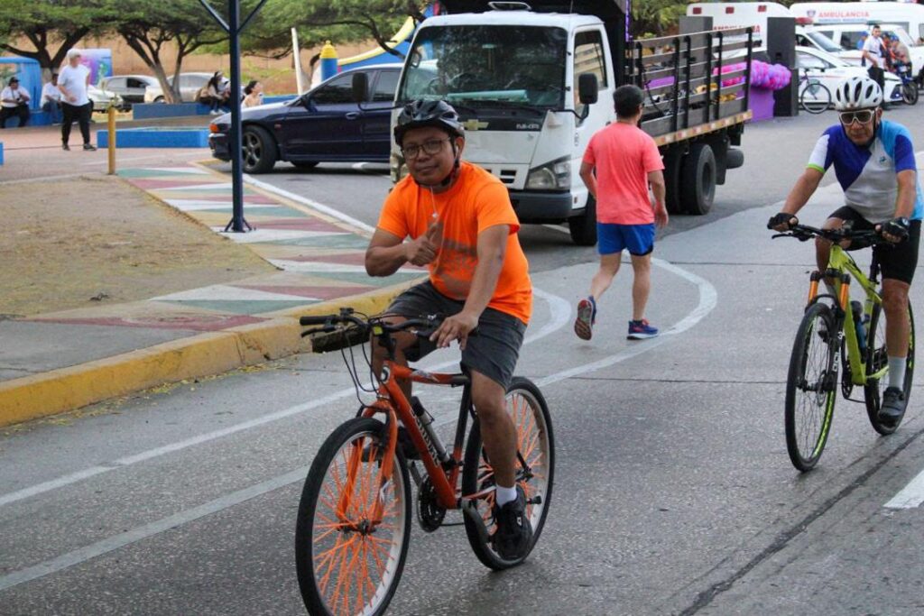 Un domingo de ciclismo y carrera 10K Marabinos y marabinas participaron activamente en la Ciclovía 2 WhatsApp Image 2026 03 23 at 10.19.41 AM