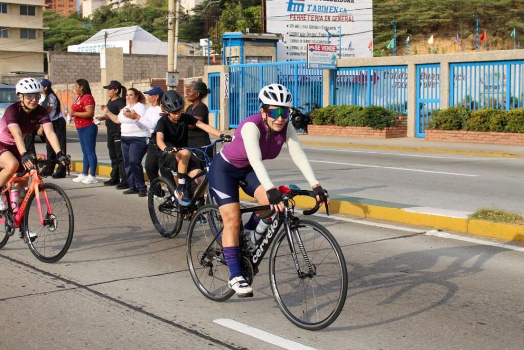 Un domingo de ciclismo y carrera 10K Marabinos y marabinas participaron activamente en la Ciclovía 3 WhatsApp Image 2026 03 23 at 10.19.43 AM