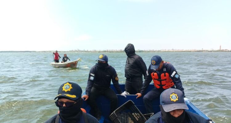 Polimaracaibo brindó apoyo oportuno a embarcación a la deriva en el Lago de Maracaibo 1 Embarcación