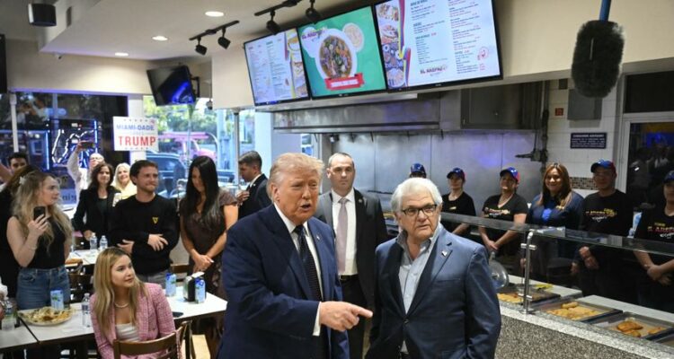 Donald Trump se reunió con venezolanos en El Arepazo en Doral-Florida (Hay video) 1 Trump
