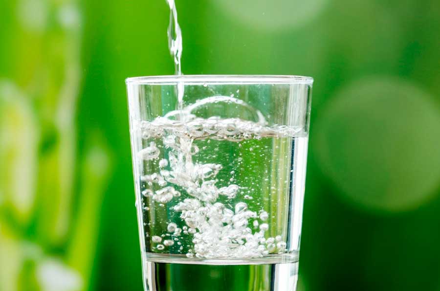 La nueva pirámide alimentaria: más comida real y el rol inquietante de los ultraprocesados 5 beber un vaso de agua