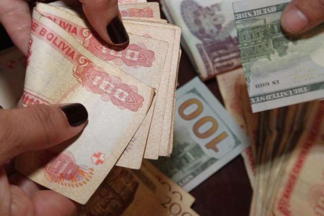 ¿Dolarización, bolívar o bimonetarismo? 3 bolivianos dolares 5