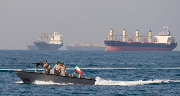 Guardia Revolucionaria iraní: «Quemaremos cualquier barco que pase por el estrecho de Ormuz» 1 Guardia Ormuz