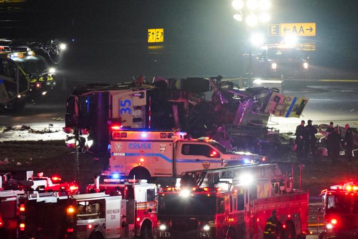 ¿Qué pasó con el avión de Air Canada y cómo se estrelló en el aeropuerto LaGuardia con un camión? 5 los servicios de emergencia asisten al vehiculo que ha chocado en la pista del aeropuerto de laguardia con un avion de air canada el 23 de marzo de 2026 en nueva york