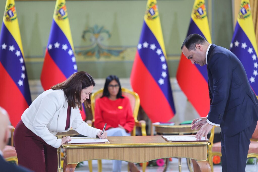 PDVSA y petrolera italiana Eni firmaron acuerdos para producir crudo y gas natural 3 02MG L8374 P
