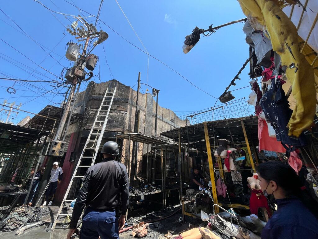 Explosión de transformador causo incendio en varios locales en el Centro de Maracaibo (Videos) 4 CASCO