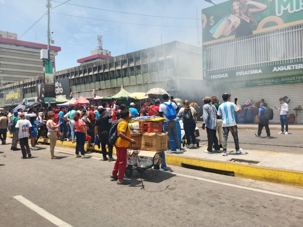 Explosión de transformador causo incendio en varios locales en el Centro de Maracaibo (Videos) 2 Centro incendio