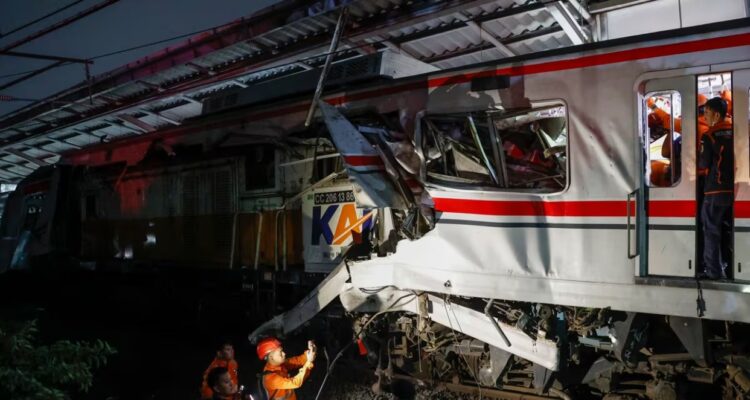 Subió a 16 la cifra de víctimas mortales en el choque de trenes de Indonesia 1 Tren