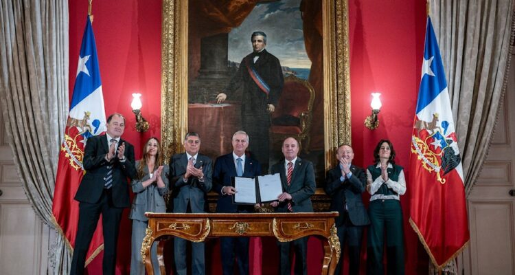 Kast envió al Congreso la anunciada «megareforma» que incluye grandes rebajas de impuestos 1 Kast