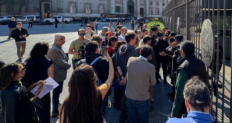 Gobierno de Milei bloquea acceso de prensa a la Casa Rosada 1 Milei