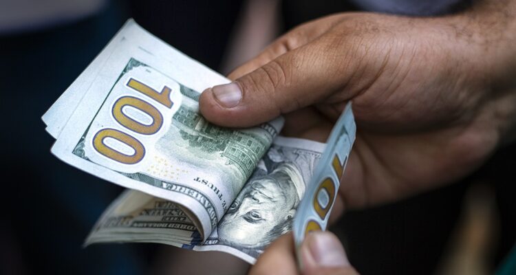 La OIT urge al gobierno a aumentar el salario mínimo y aplicar reformas laborales 1 OIT. Dólares