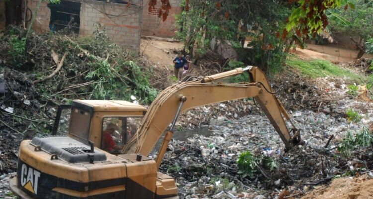 Alcaldía de Maracaibo se mantiene activa en la limpieza de cañadas ante la llegada de las lluvias 1 Cañada