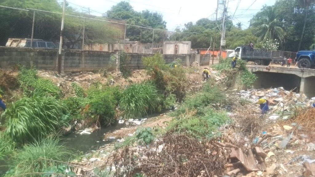 Alcaldía de Maracaibo se mantiene activa en la limpieza de cañadas ante la llegada de las lluvias 4 WhatsApp Image 2026 04 17 at 8.19.04 AM