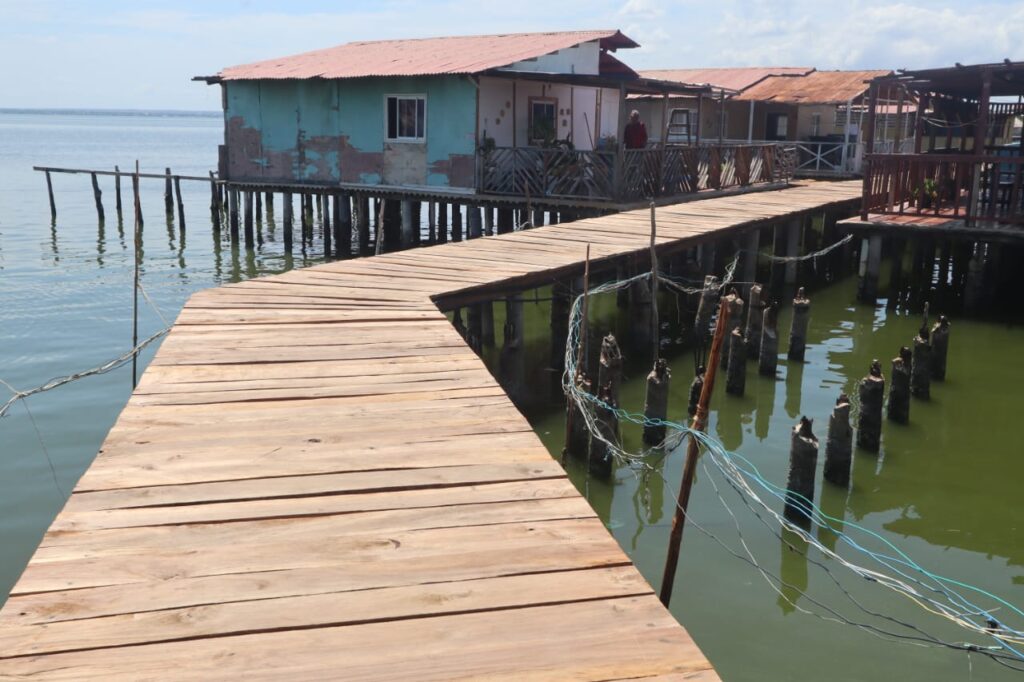 Más de 300 metros de caminerías de los palafitos de Santa Rosa de agua rehabilitó la Alcaldía de Maracaibo 4 WhatsApp Image 2026 04 20 at 11.44.49 AM 2