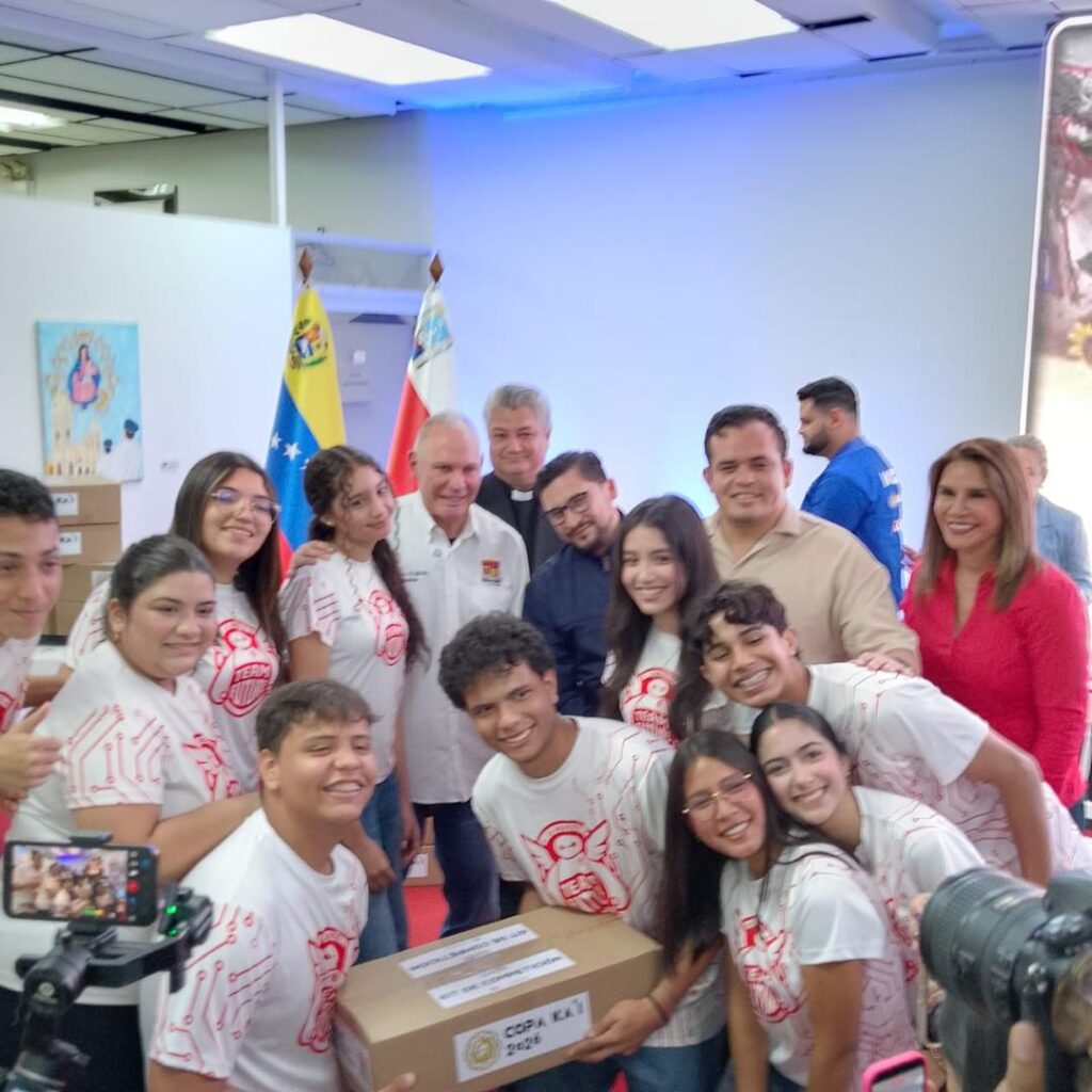 Alcalde Di Martino: «La juventud creativa en la robótica es la vanguardia de la patria» 2 WhatsApp Image 2026 04 21 at 7.36.05 AM