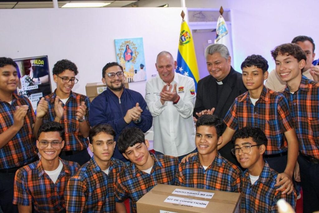 Alcalde Di Martino: «La juventud creativa en la robótica es la vanguardia de la patria» 4 WhatsApp Image 2026 04 21 at 7.36.06 AM