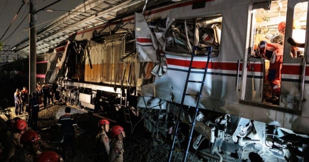 Subió a 16 la cifra de víctimas mortales en el choque de trenes de Indonesia 2 choque de trenes en indonesia deja 15 muertos