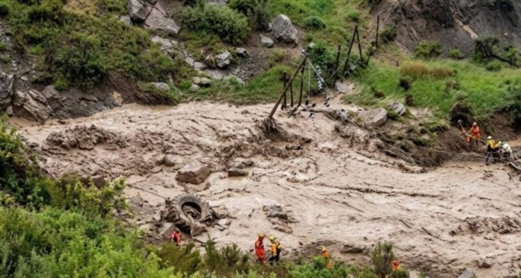 Rescataron a 45 turistas atrapados tras deslizamiento de tierra en Lara 1 Turista