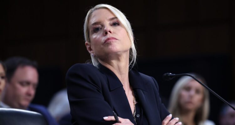 Jueves movido en el gobierno de Trump. Destituidos la Secretaria de Justicia y el Jefe del Estado mayor del Ejercito 1 pambondioct72025 1024x683 1
