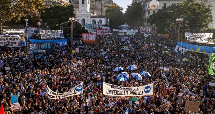 Miles de argentinos protestaron contra Milei por los ajustes en educación 1 Milei