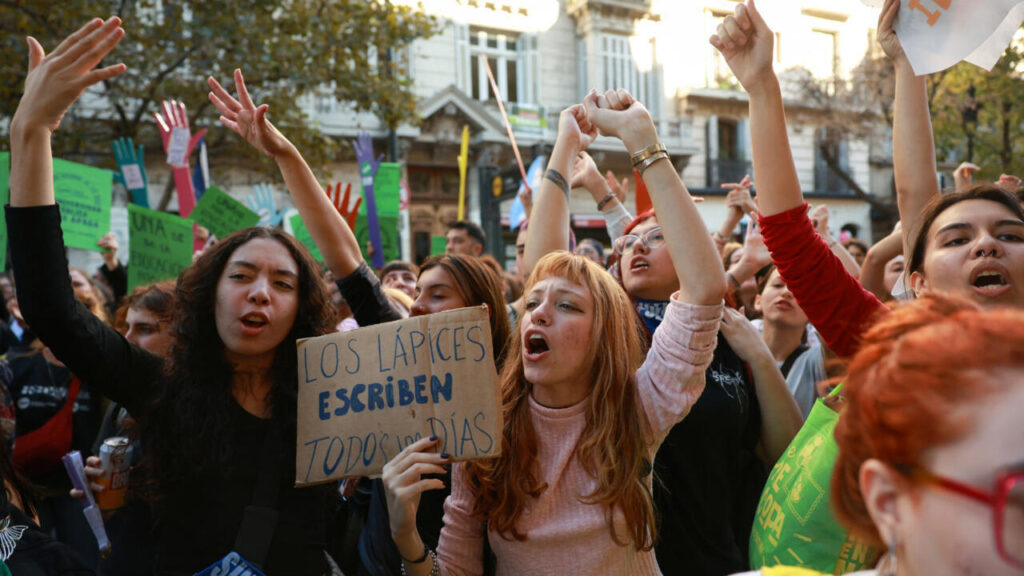 Miles de argentinos protestaron contra Milei por los ajustes en educación 2 2026 05 12T182359Z 407646606 RC2U7LAWNJ0W RTRMADP 3 ARGENTINA EDUCATION PROTEST